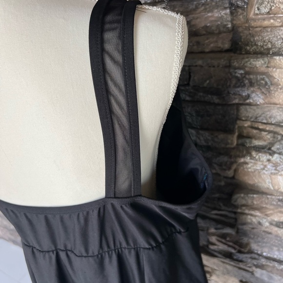 Stylish Black Garment - Picture 4 of 11